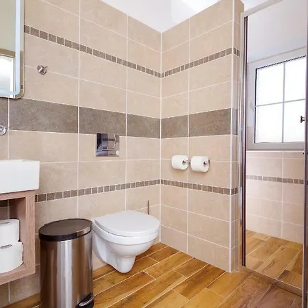 Lesni Guest house *